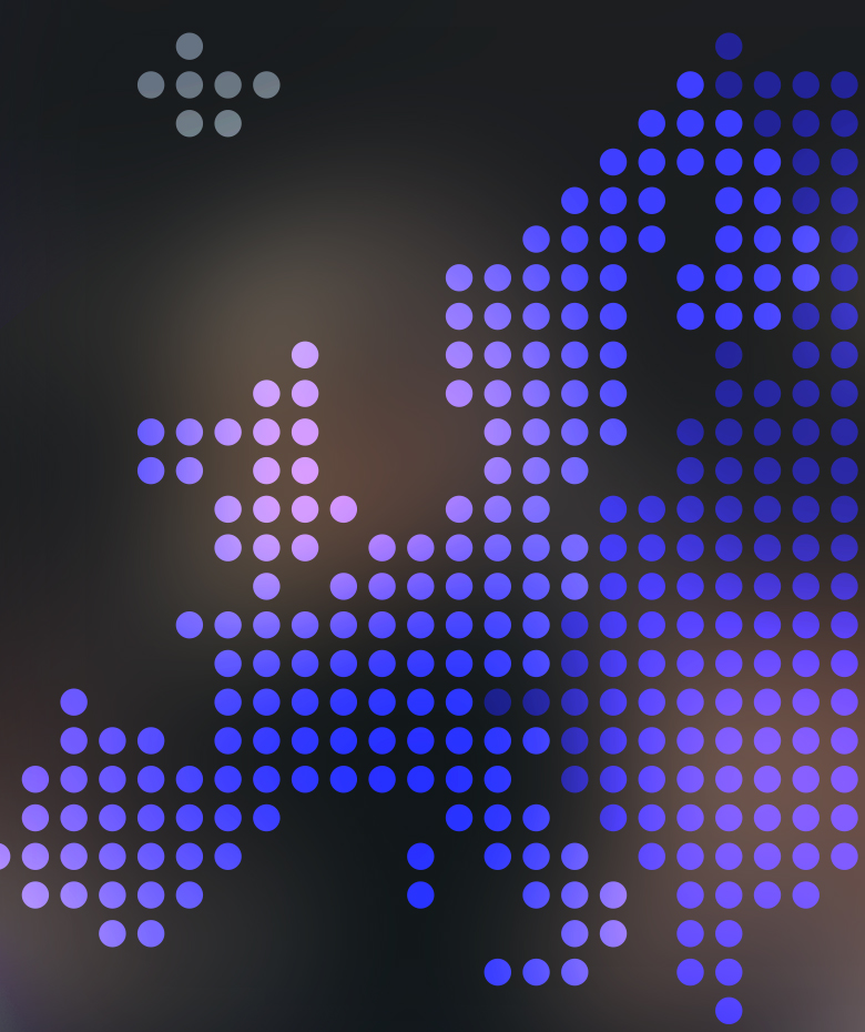 East meets West - Oprawa wizualna konferencji na żywo - prezenter z mikrofonem ; zdjęcie od tyłu; kobieta