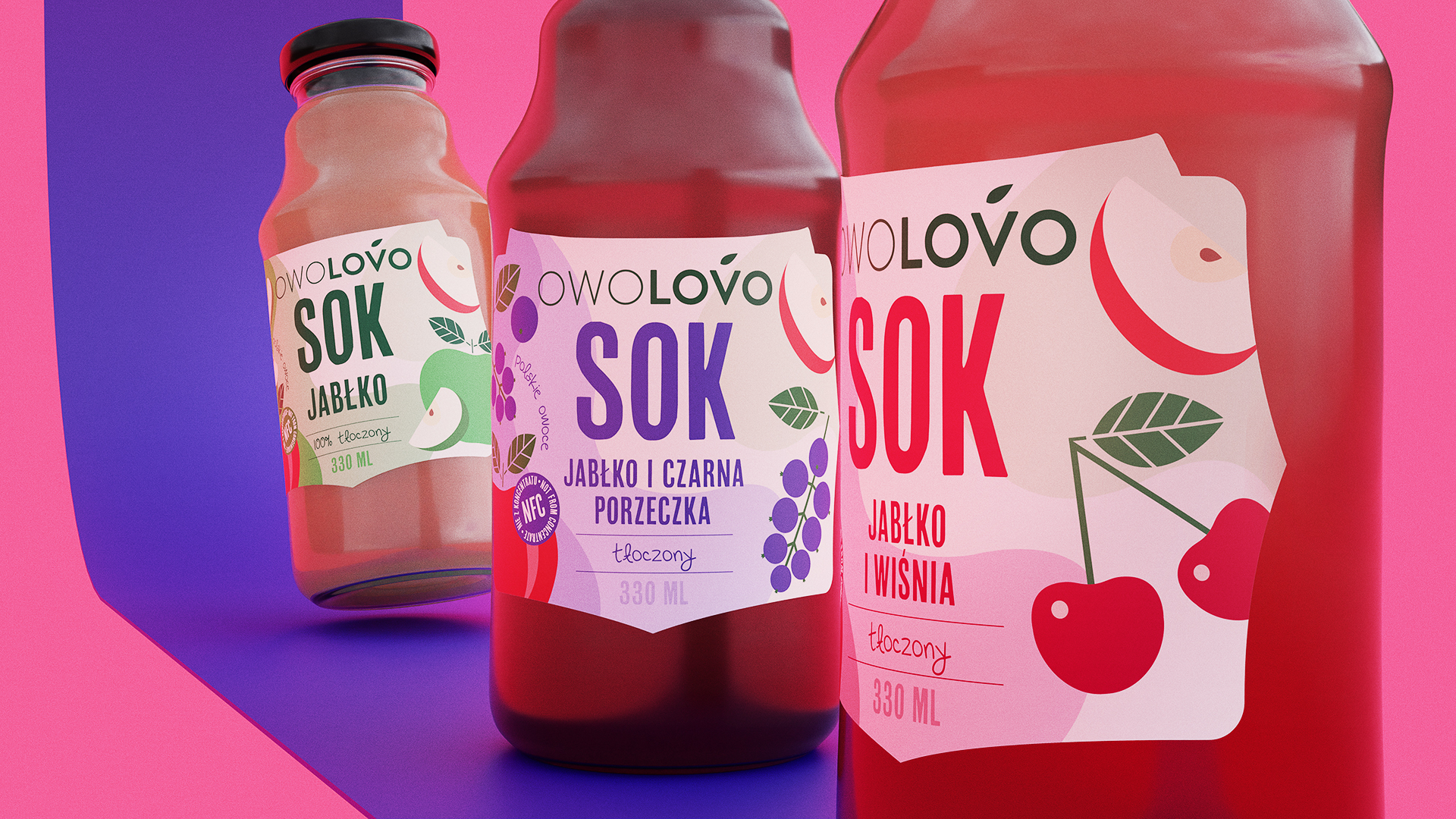 Owolovo - trzy butelki soków NFC - jabłko, czarna porzeczka i wiśnia - na pierwszym planie zbliżnie etykiety , focus na wiśnie i pokazanie szczegółów owoców; dalej kolejne butelki i etykiety