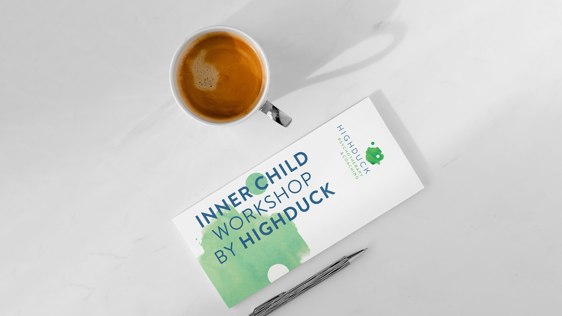 Highduck identyfikacja wizualna - ulotka DL poziom, zaproszenie na warsztaty Inner Child; obok filiżanka z kawą; kadr od góry; białe tło