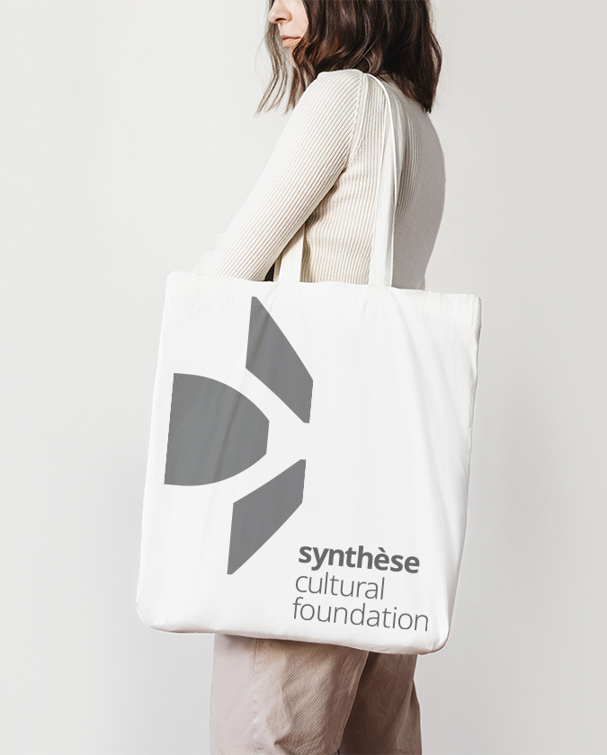 Synthèse Foundation - kobieta z materiałową torbą zawieszoną na ramieniu z logo Synthèse Foundation