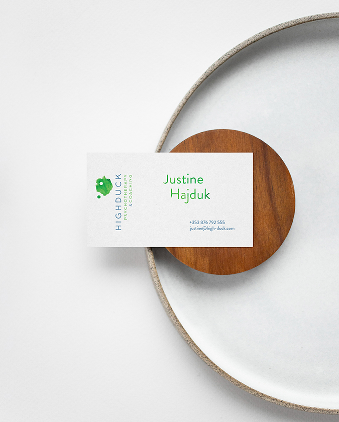 Highduck identyfikacja wizualna - wizytówka położona niesymetrycznie na krawędzi białego okrągłego talerza, którego widać tylko lewą połowę, całość na białym tle